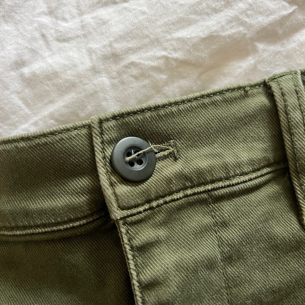 Madewell Green Cargo Shorts with Tailored Look and Slim Fit - Picture 2 of 5